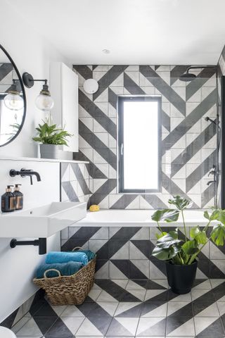 bathroom with black and white diagonal tiles