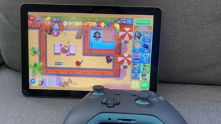 Amazon Fire HD 10 (2021) exécutant Bloons TD 6