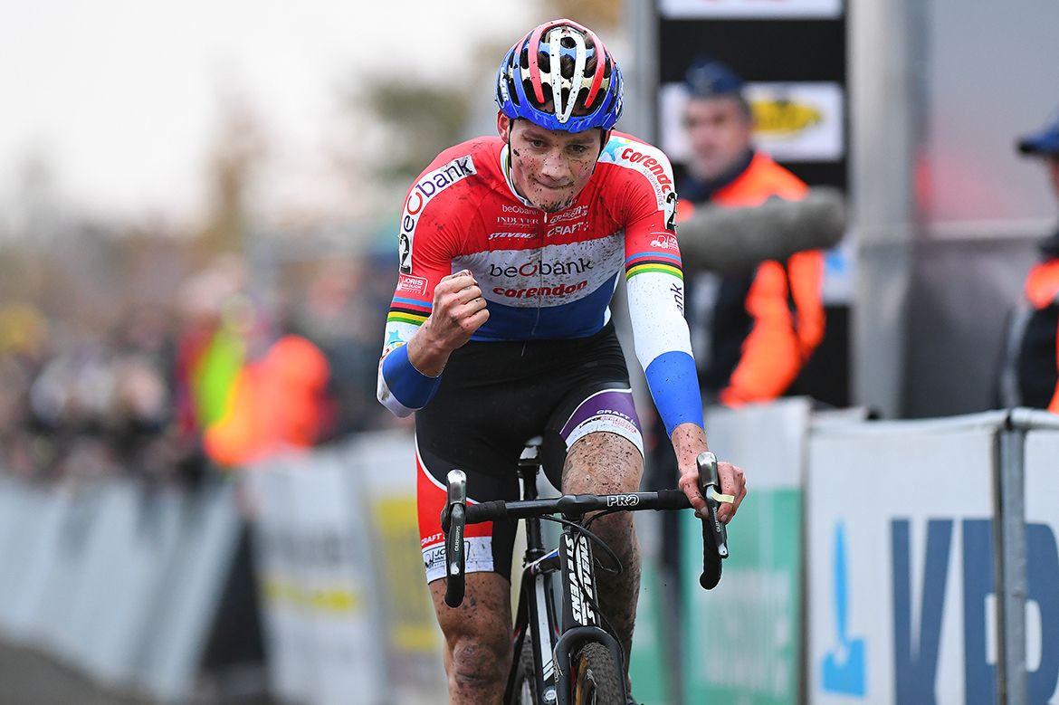 Mathieu van der Poel (Beobank - Corendon) continues his dominance.