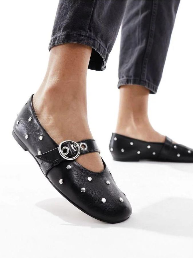 missing-image ارتدت Alexa Chung صيحة الأحذية المسطحة المرصعة في أسبوع الموضة في باريس