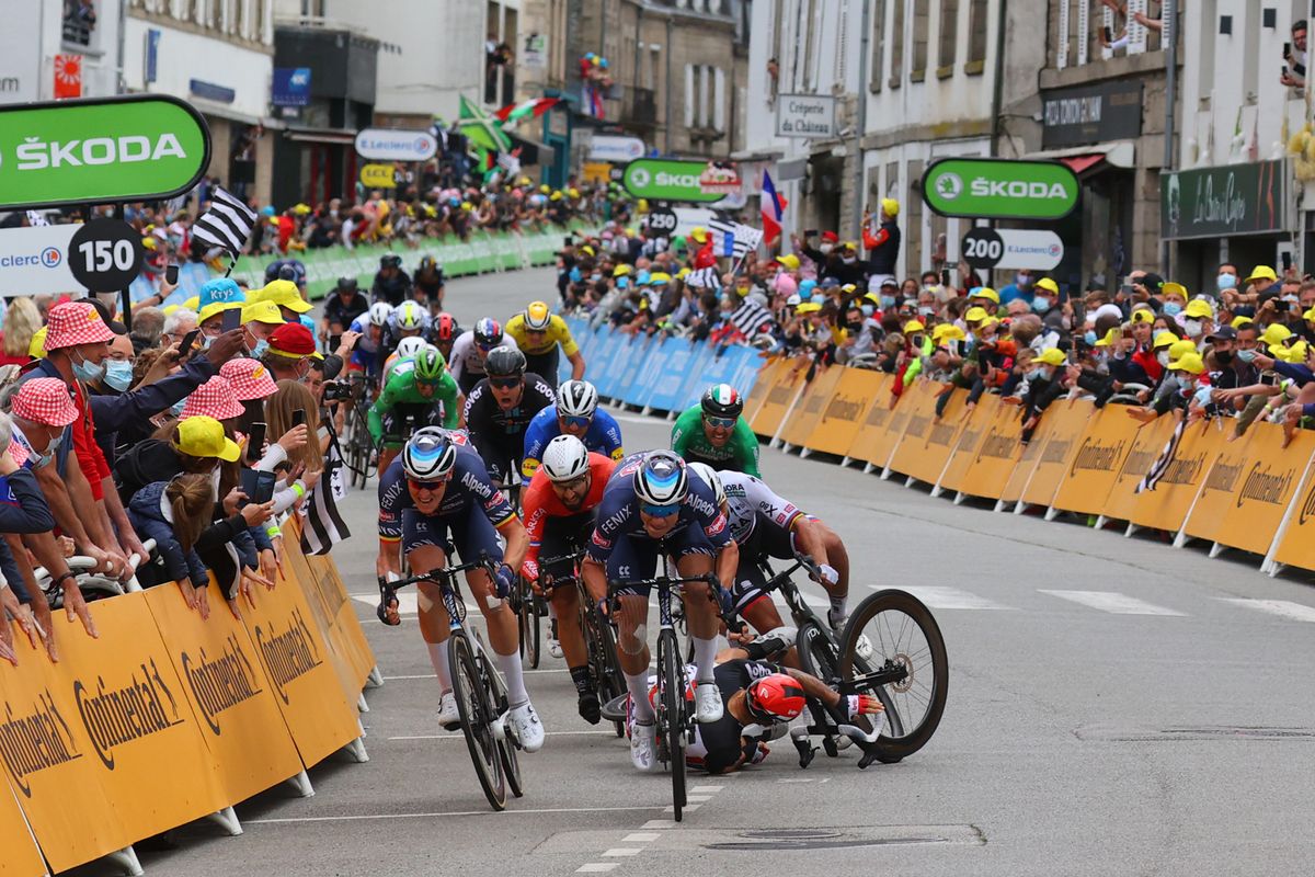 Meuleneir - motordriver Kenny Verfaillie / Photonews
Tour de France 2021 - 108th Edition - 3rd stage Lorient - Pontivy 182,9 km - 28/06/2021 - Crash - Peter Sagan (SVK - Bora - Hansgrohe) - Caleb Ewan (AUS - Lotto Soudal) - photo Kei Tsuji/BettiniPhoto&Acirc;&copy;2021