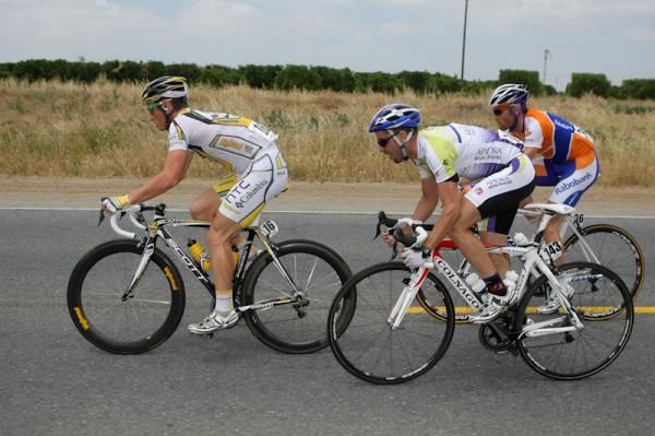 Mark Renshaw (HTC-Columbia) leads Javier Megias Leal (Team Type 1).