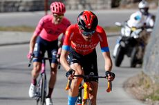 Gino Mäder riding at Paris-Nice 2021