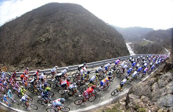 The peloton en route from Milan to San Remo.