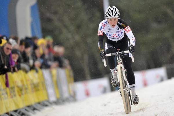 Sanne Cant slices through the snow