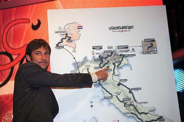 Denis Menchov (Rabobank) illustrates the 2010 Giro d'Italia route.
