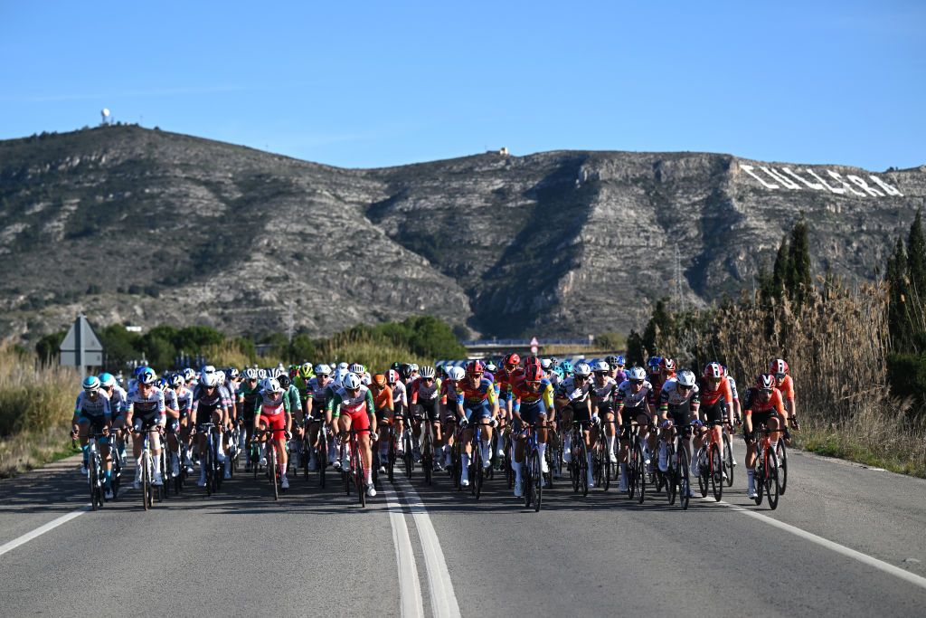 VALENCIA SPAIN FEBRUARY 09 A general view of the peloton competing during the 76th Volta a la Comunitat Valenciana 2025 Stage 5 a 1042km stage from Alfafar to Valencia on February 09 2025 in Valencia Spain Photo by Szymon GruchalskiGetty Images