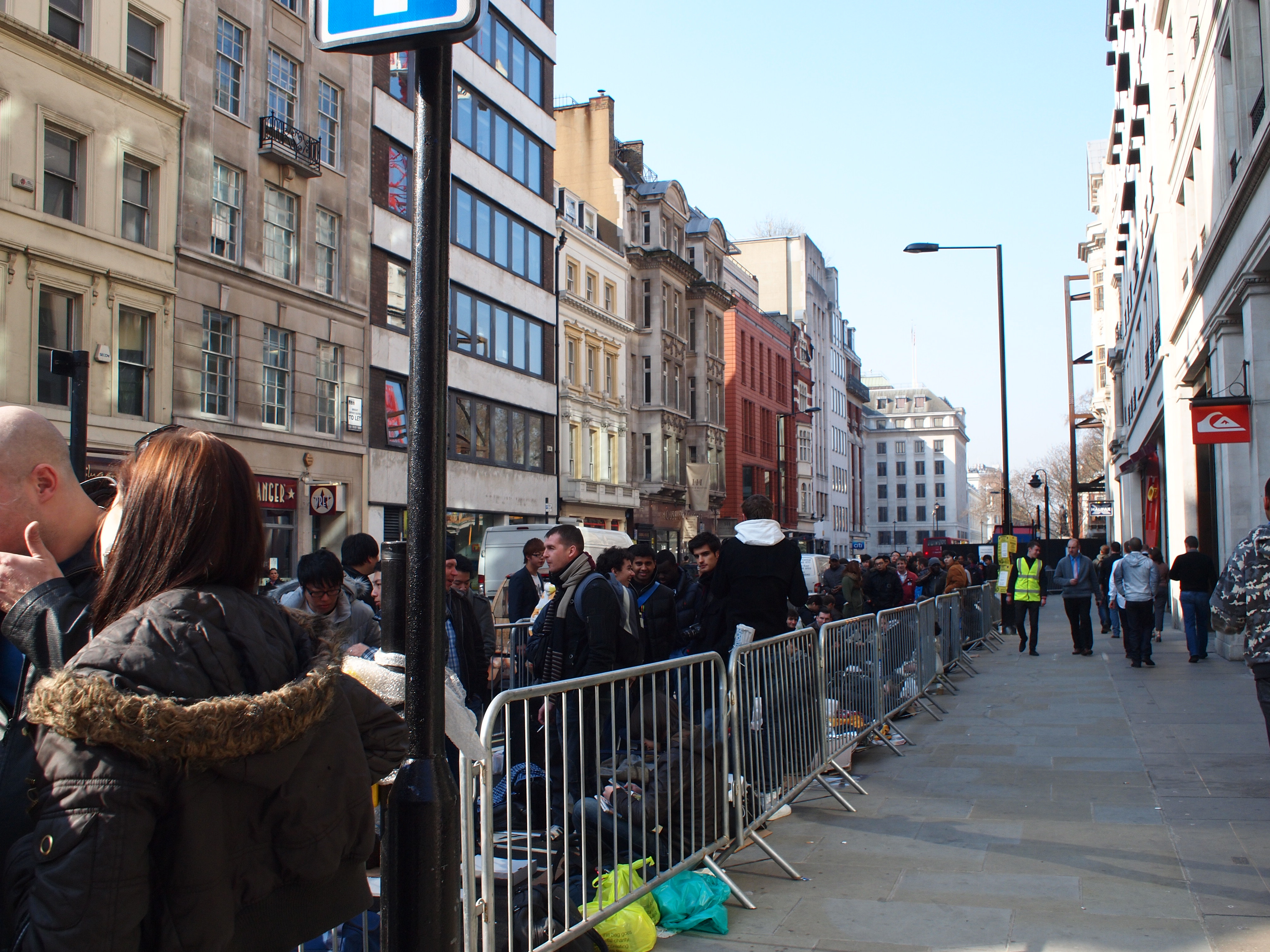 Dedicated queuers on London&#039;s streets eagerly await the iPad 2