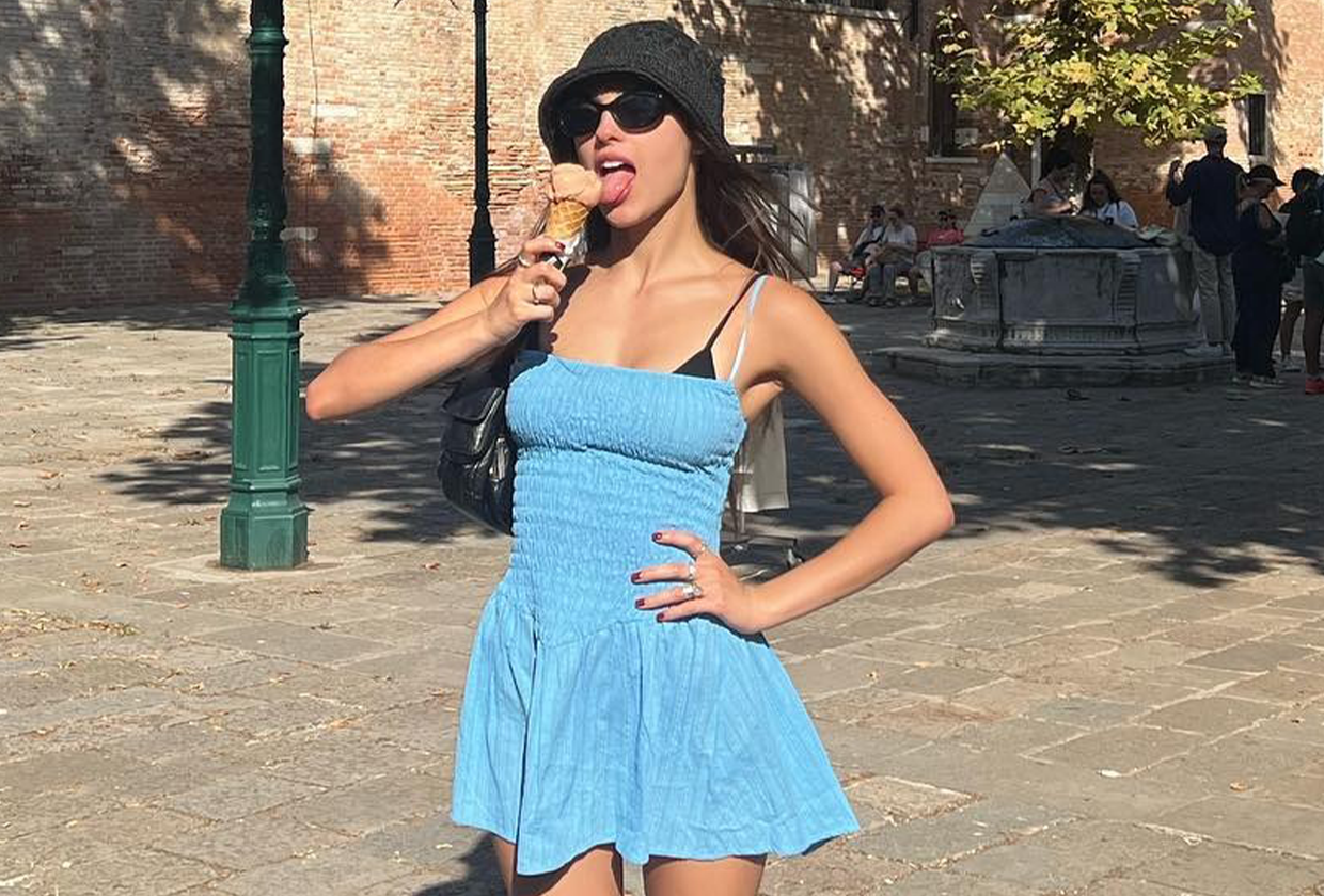 Olivia Rodrigo wore black havaianas slippers.