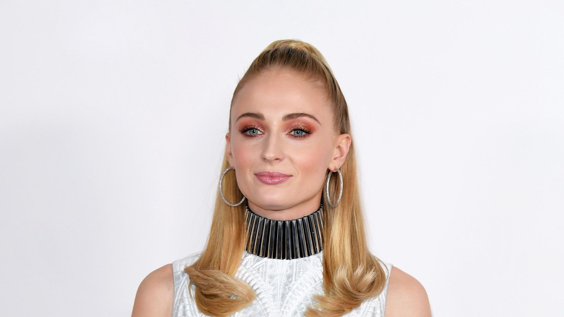 Sophie Turner Looks Unrecognizable With New Bangs Hair Makeover | Marie ...