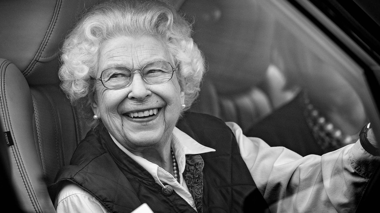 Queen Elizabeth II driving her car at the Royal Windsor Horse Show 2022 - Queen Elizabeth II