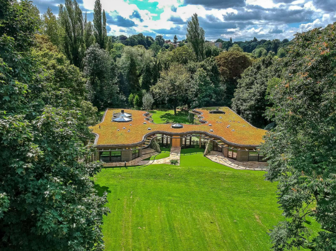 Jetez un œil à l'intérieur de cette maison Grand Designs « Zig Zag » de 5,95 millions de livres sterling qui a été mise en vente