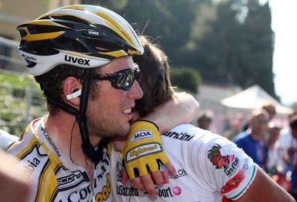 Mark Cavendish is congratulated by teammate Thomas L&ouml;vkvist.
