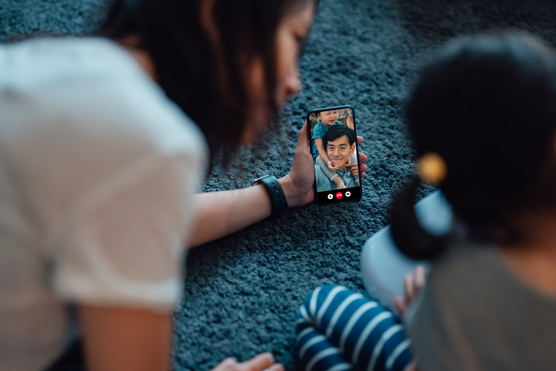 Joven familia asiática hablando por videollamada a través de un teléfono inteligente Tecnología que conecta a las personas