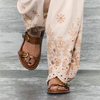 Sandals with buckles 