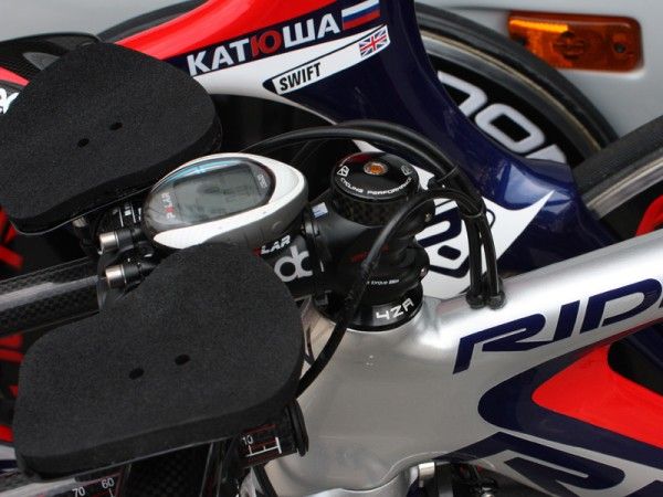 Cables are neatly secured behind the stem.