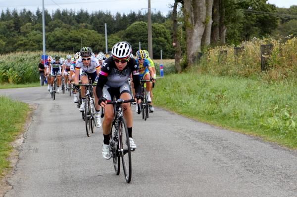 Amber Neben (Specialized - lululemon) made an attack, but it didn't split the leaders