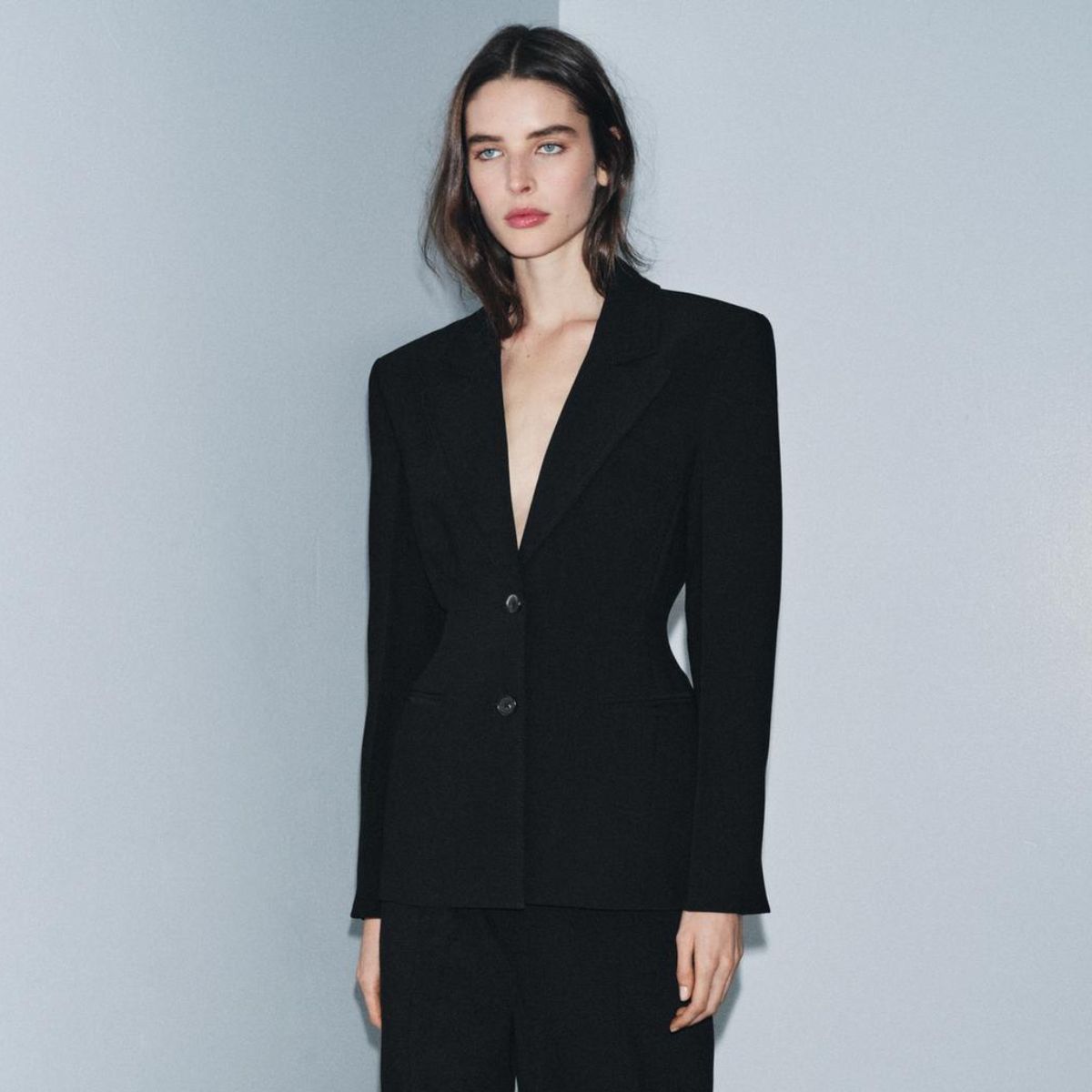 model wearing black Zara blazer