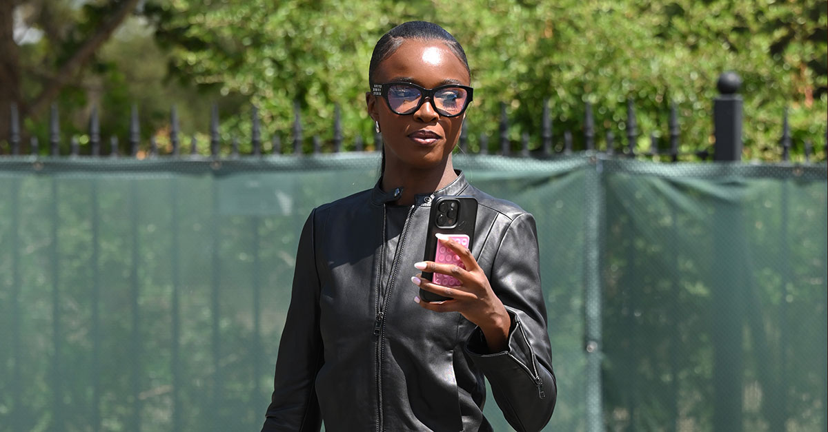The Shoe Print Trend That’s Tanking Over This Summer