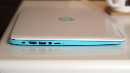 HP Chromebook 14 di atas meja kopi