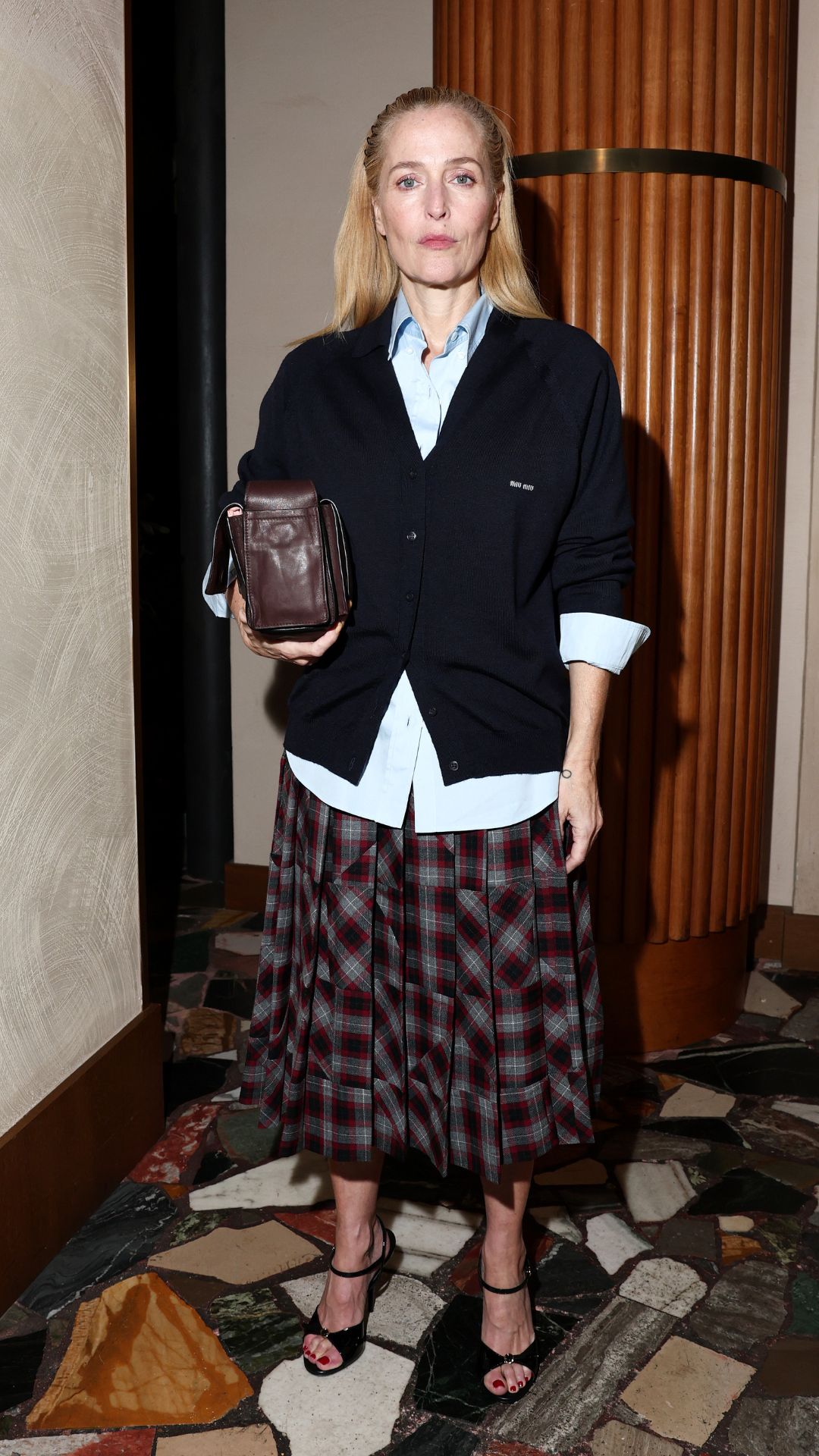 GILLIAN ANDERSON WEARING A CARDIGAN AND SKIRT