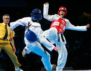 women doing tae kwon do