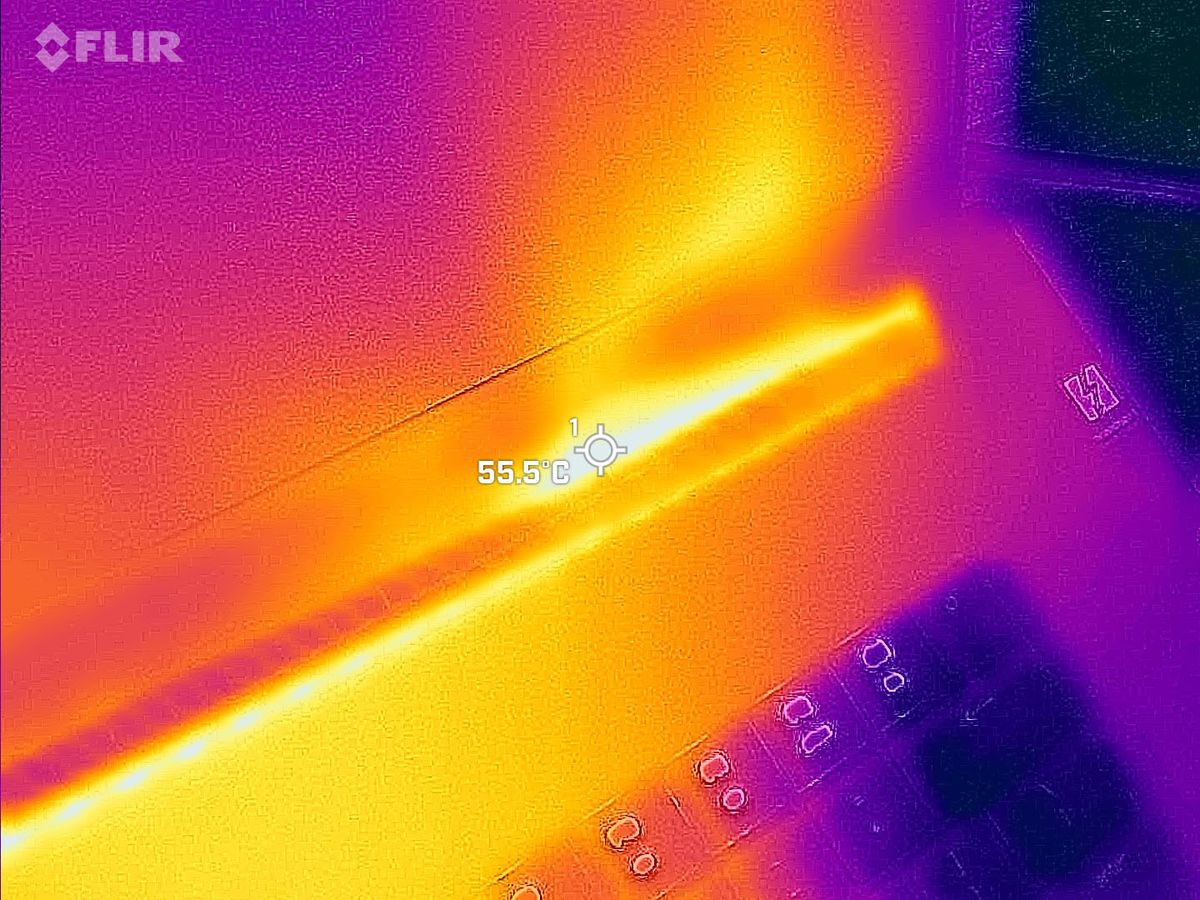 Razer Blade 18 (2024) temperature tested with a thermal imaging camera