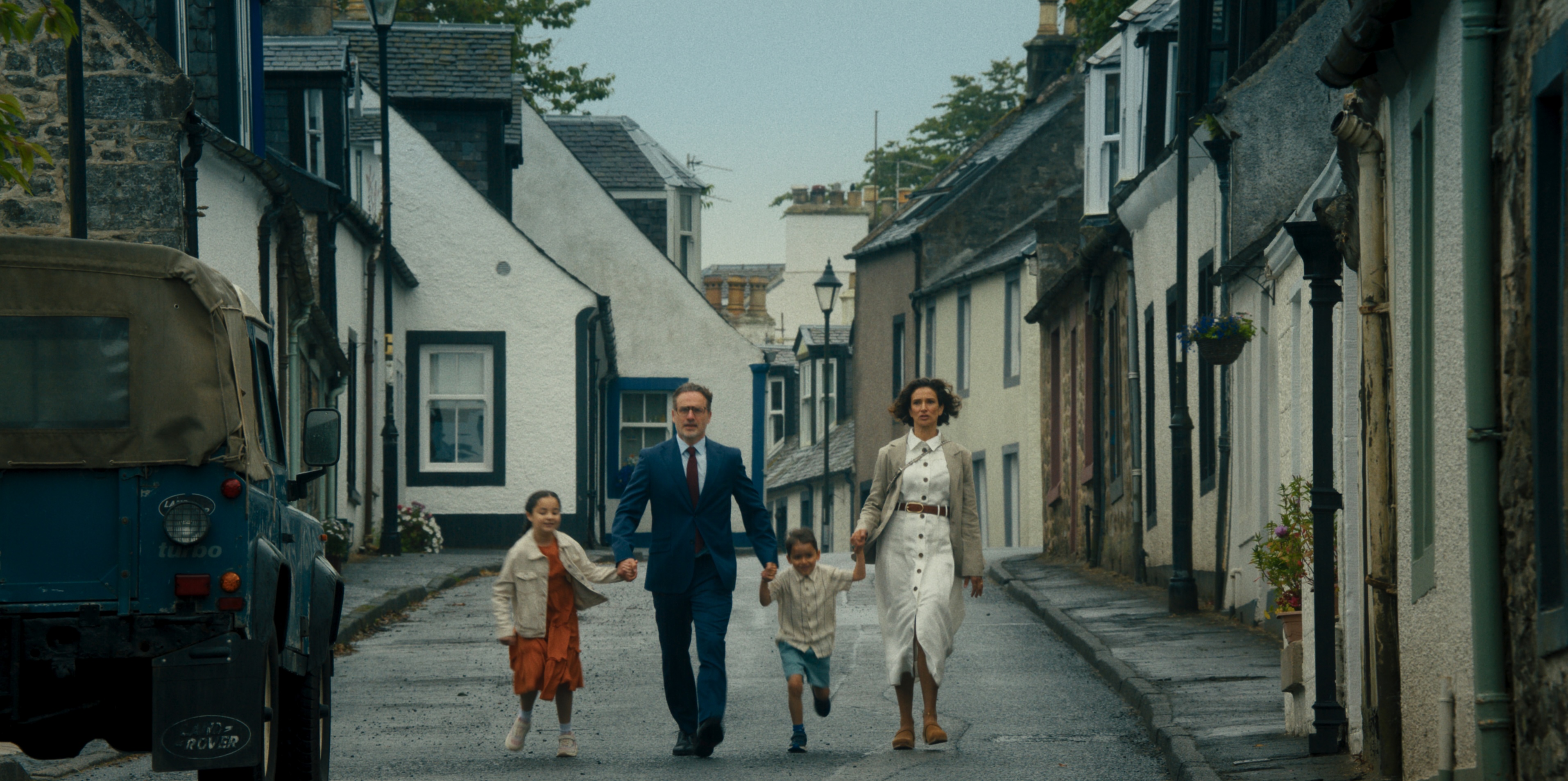 John (Andrew Lincoln) and Fiona (Indira Varma) run down the street with their children in Coldwater