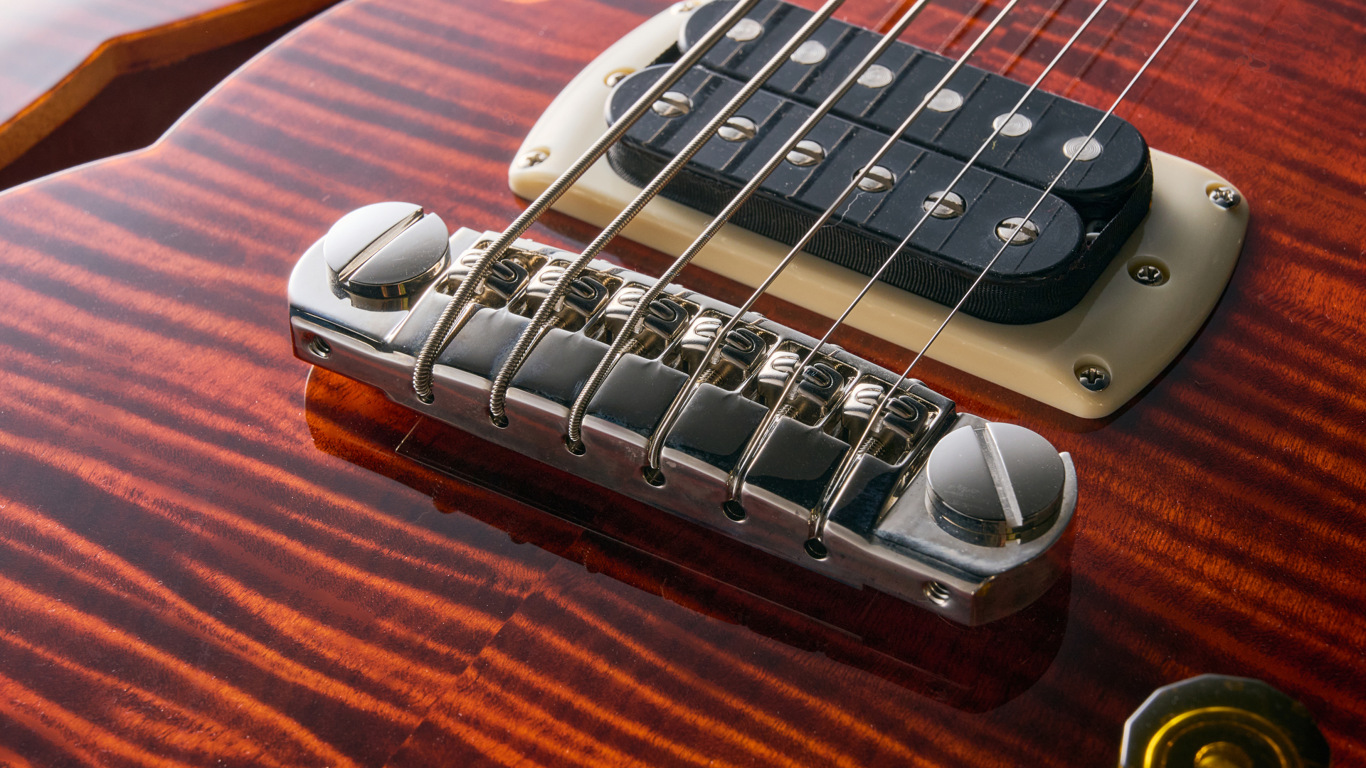 The piezo bridge of the PRS SE Ed Sheeran Hollowbody I Piezo Baritone guitar
