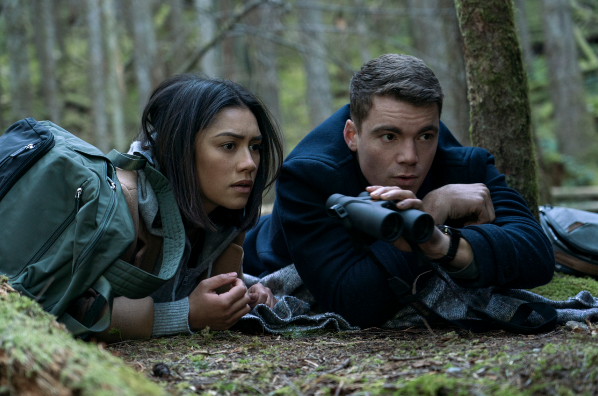 The Night Agent stars Luciane Buchanan and Gabriel Basso looking through binoculars