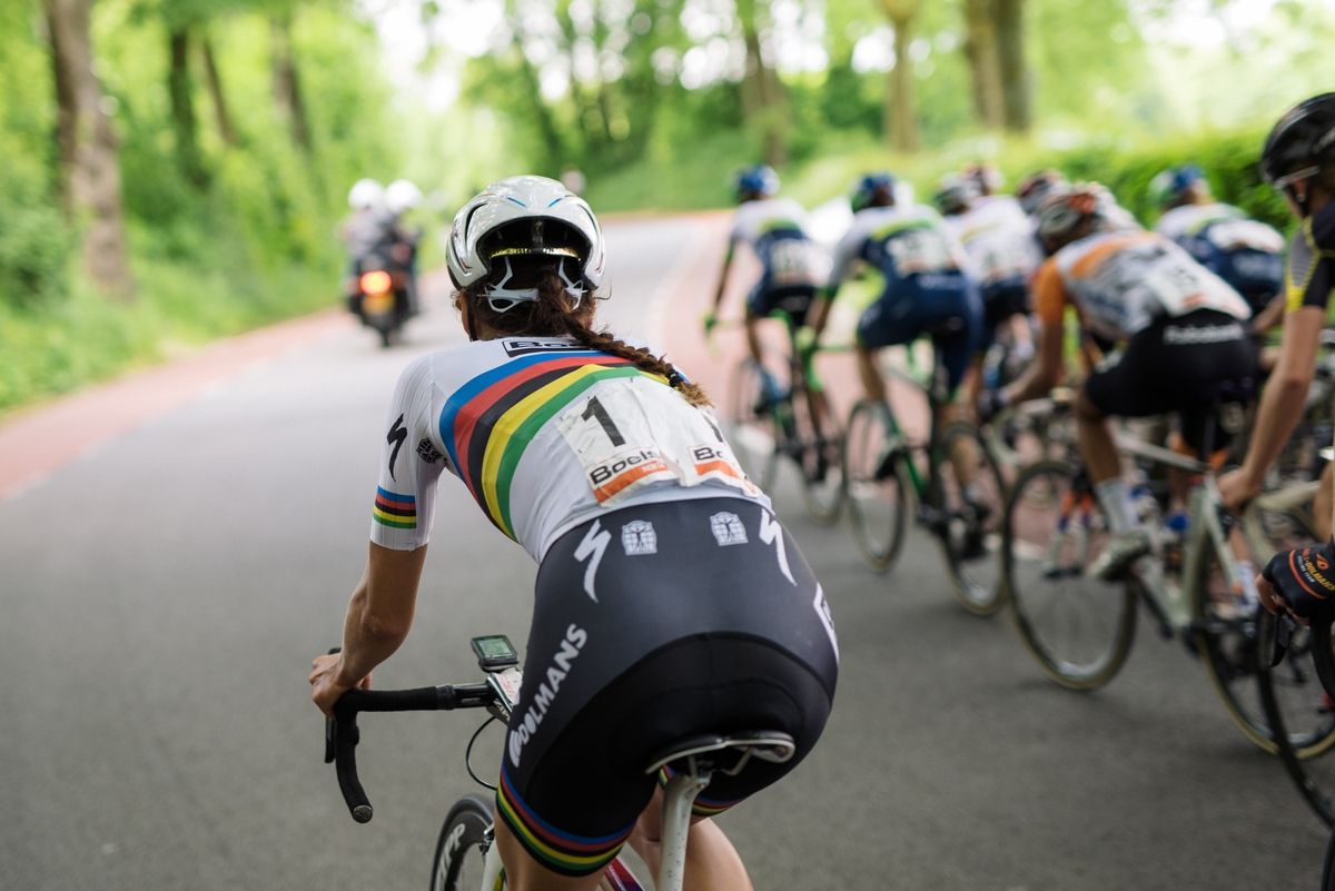 Lizzie Armitstead (Boels Dolmans) sizes up the competition