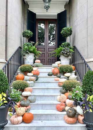 fall front door decor, pumpkin stairs