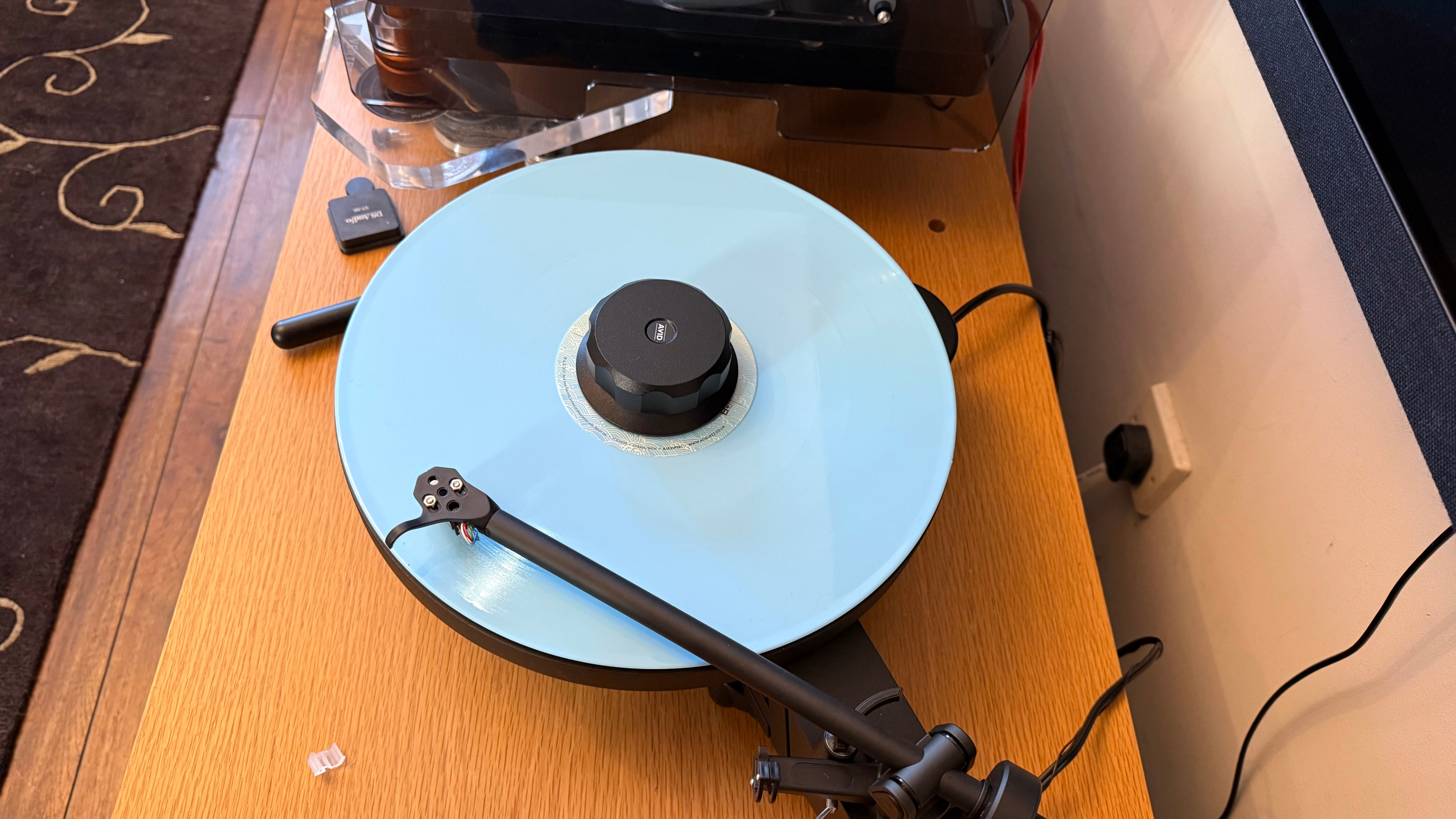 Avid Ingenium Plug&Play turntable on wooden stand