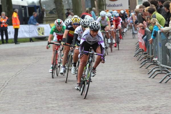 Olga Zabelinskaya (Diadora Pasta Zara) keeps the pace high through the start / finish area