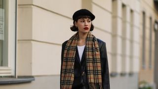 street style influencer wearing a beret