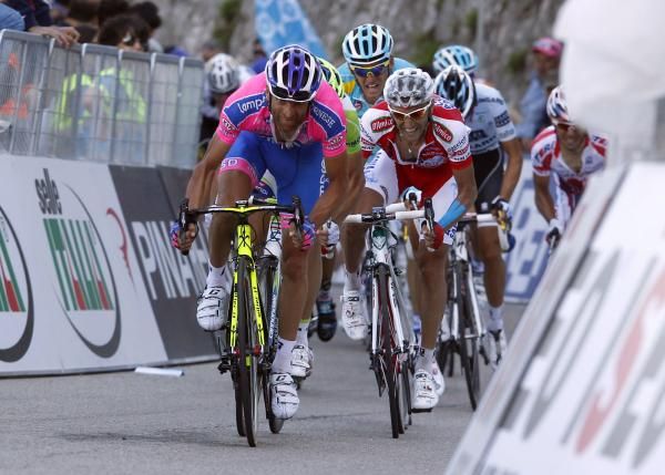 Scarponi leads the charge to the line