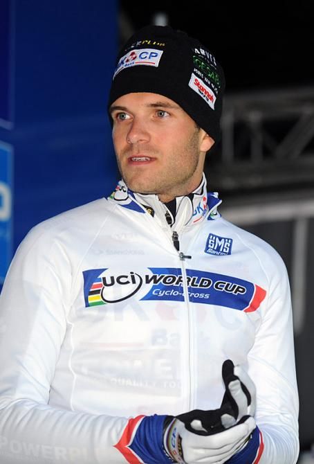Niels Albert remains the World Cup leader, but his lead over Sven Nys was cut from 30 to 15 points.