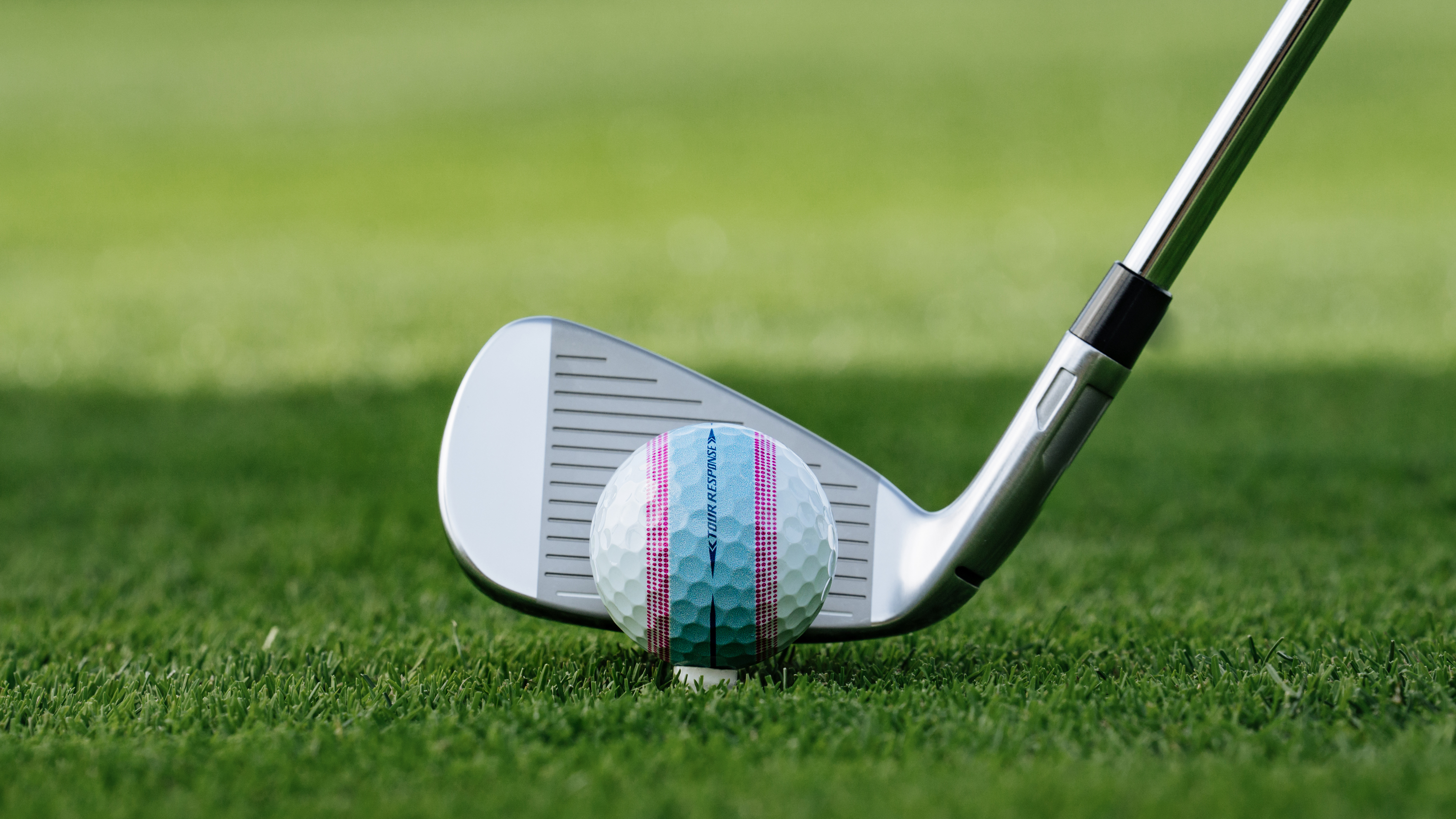 TaylorMade Tour Response ball