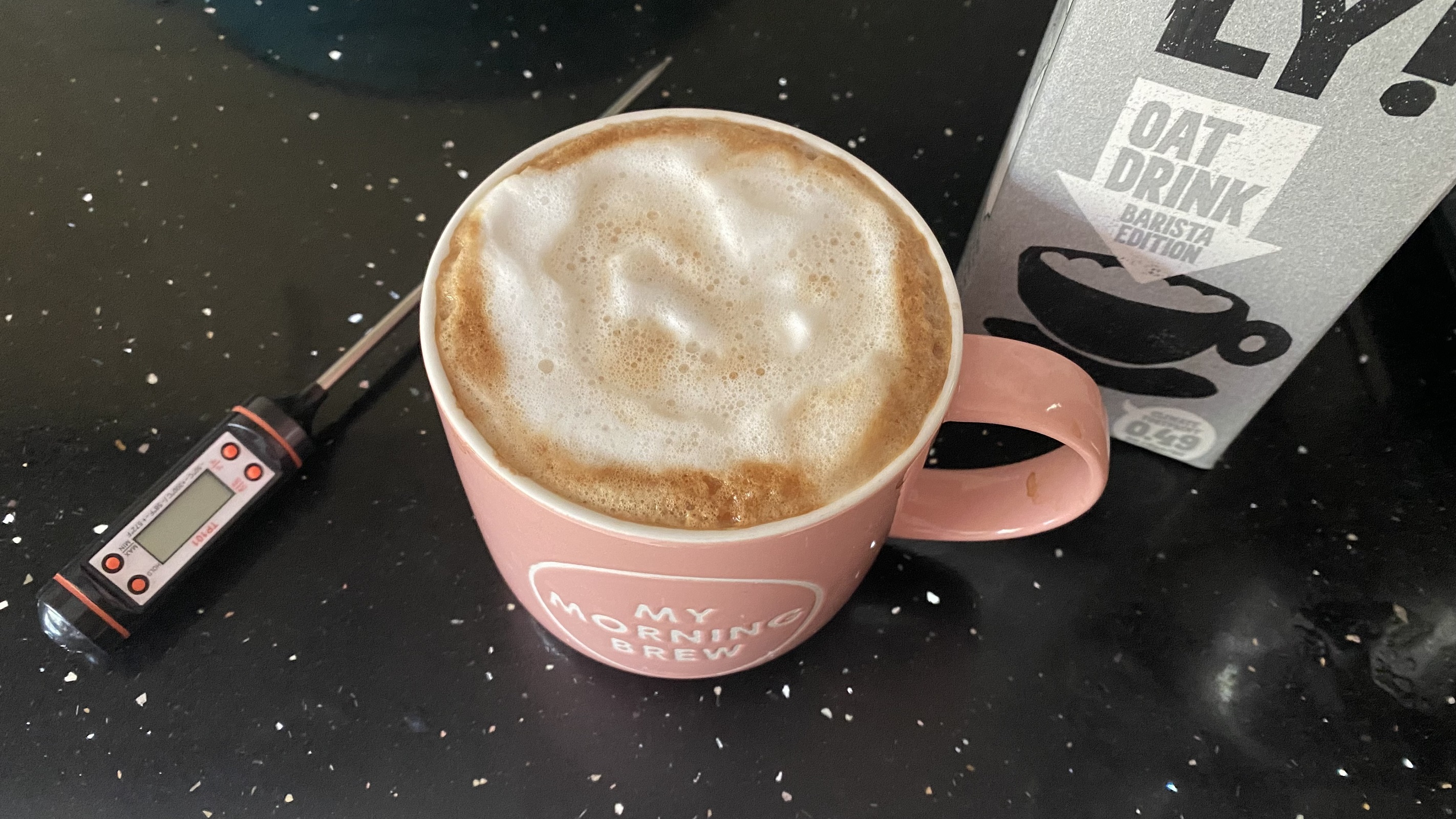 Breville Barista Express Impress criando espuma em um cappuccino