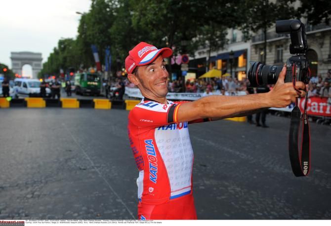 Joaquim Rodr&iacute;guez about to take a selfie