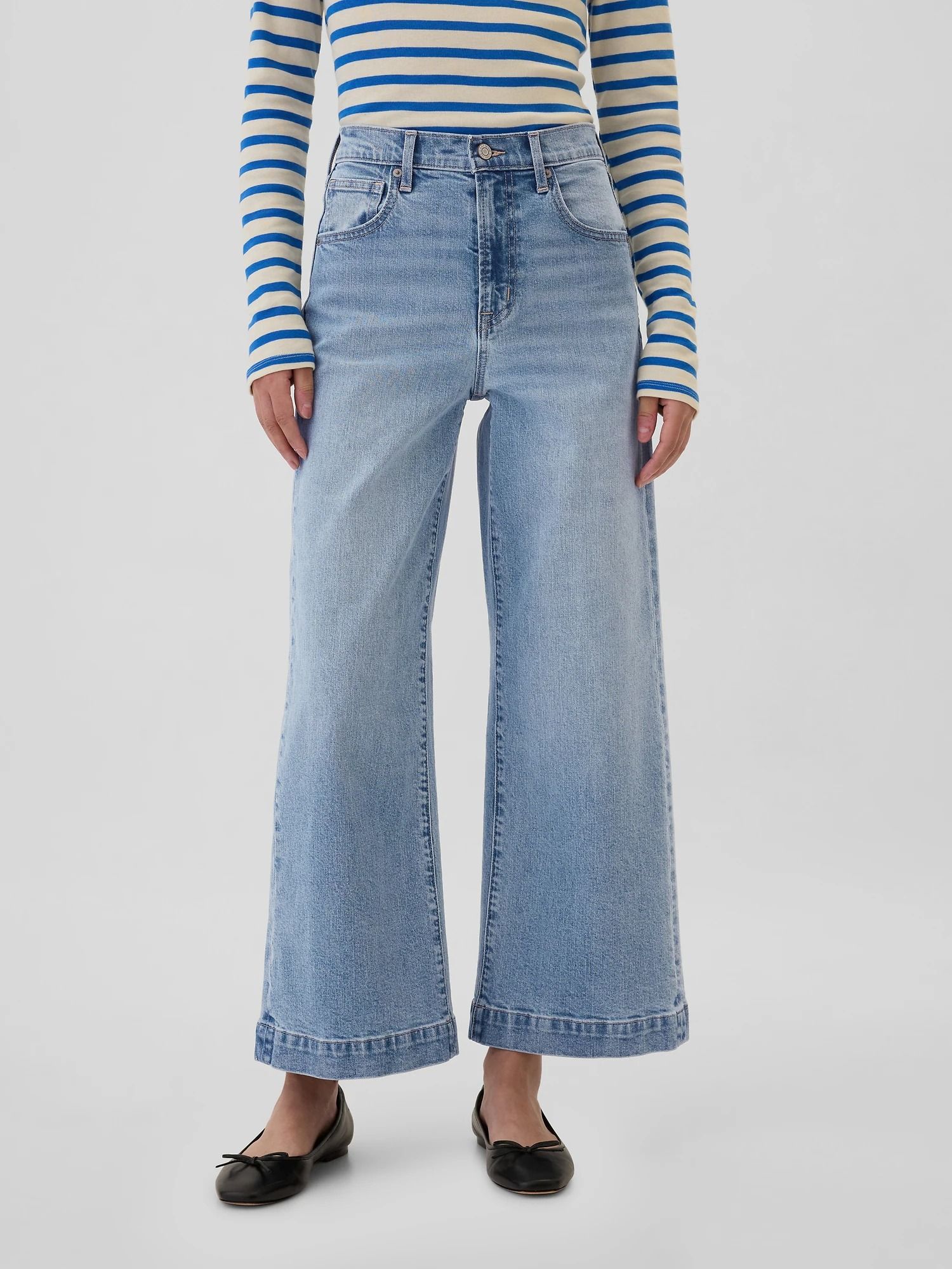 woman wearing blue jeans