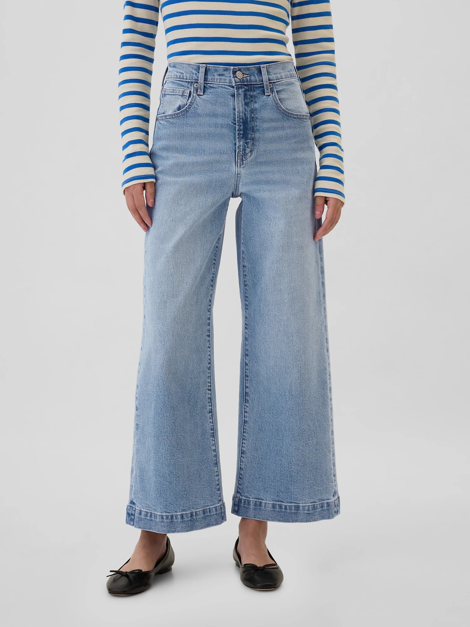 woman wearing blue jeans