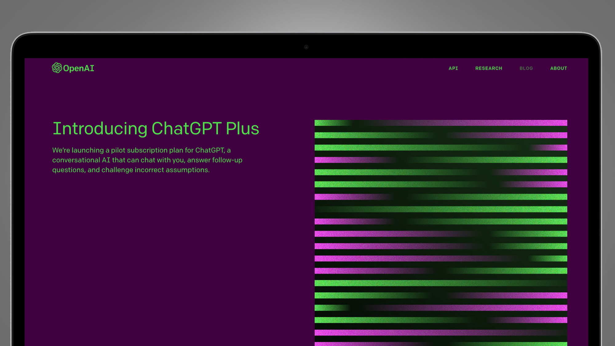 Экран ноутбука, показывающий целевая страница для ChatGPT Plus