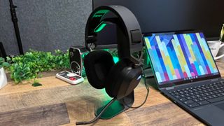 Et gaming-headset av typen Corsair HS80 USB i et kontormiljø.