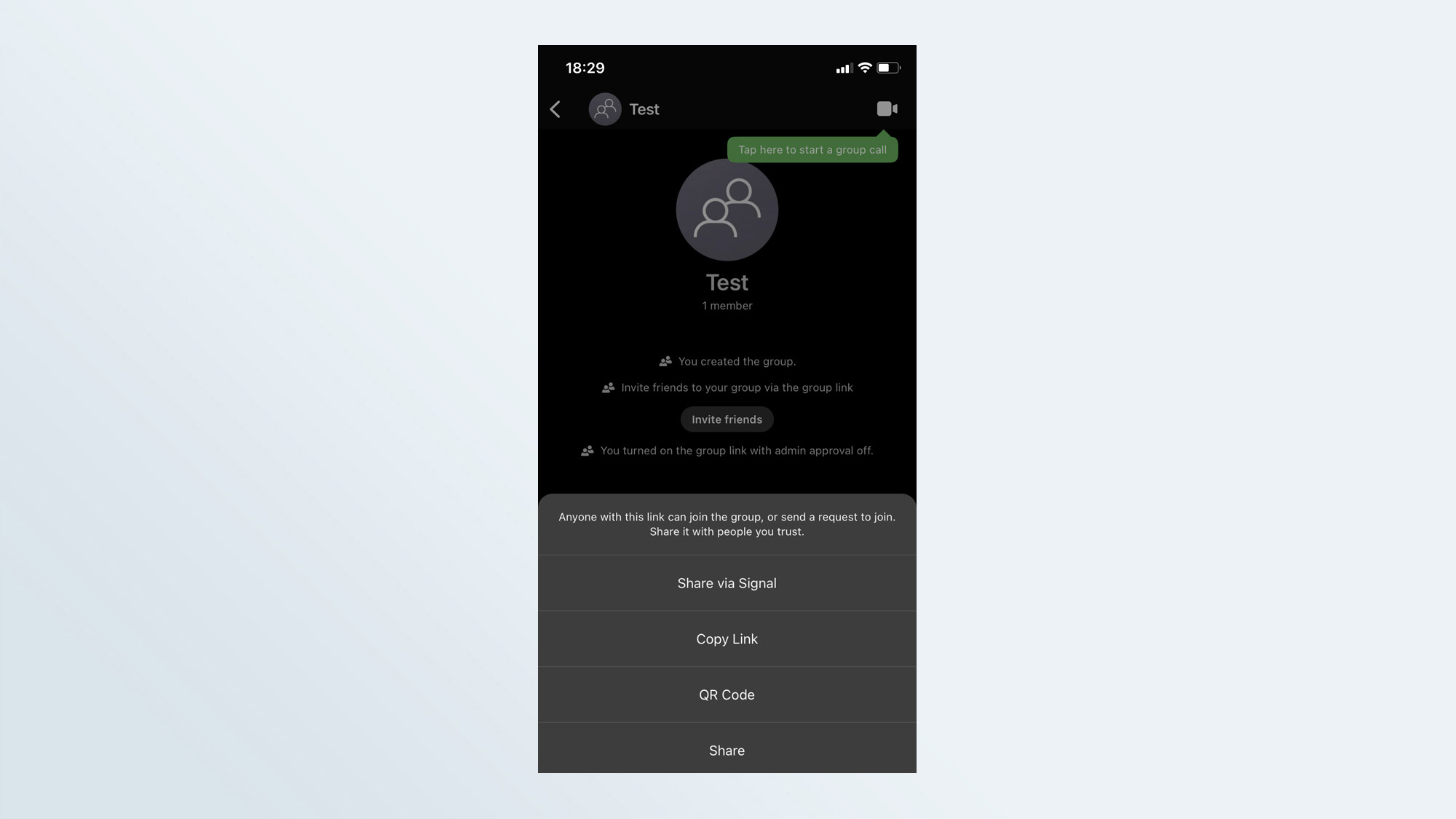 Снимок экрана с вариантами отправки приглашения в групповой чат в приложении Signal для iOS.