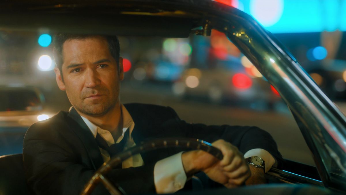 Manuel Garcia-Rulfo as Mickey Haller driving in The Lincoln Lawyer