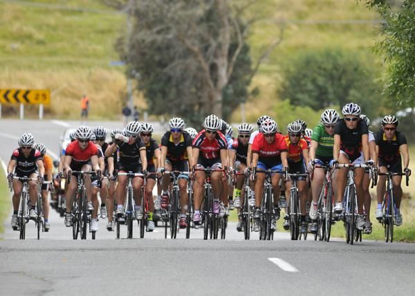 The peloton are content to ride tempo.
