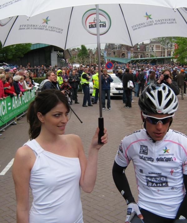 Ritchie Porte (Saxo Bank) in the white jersey at the start