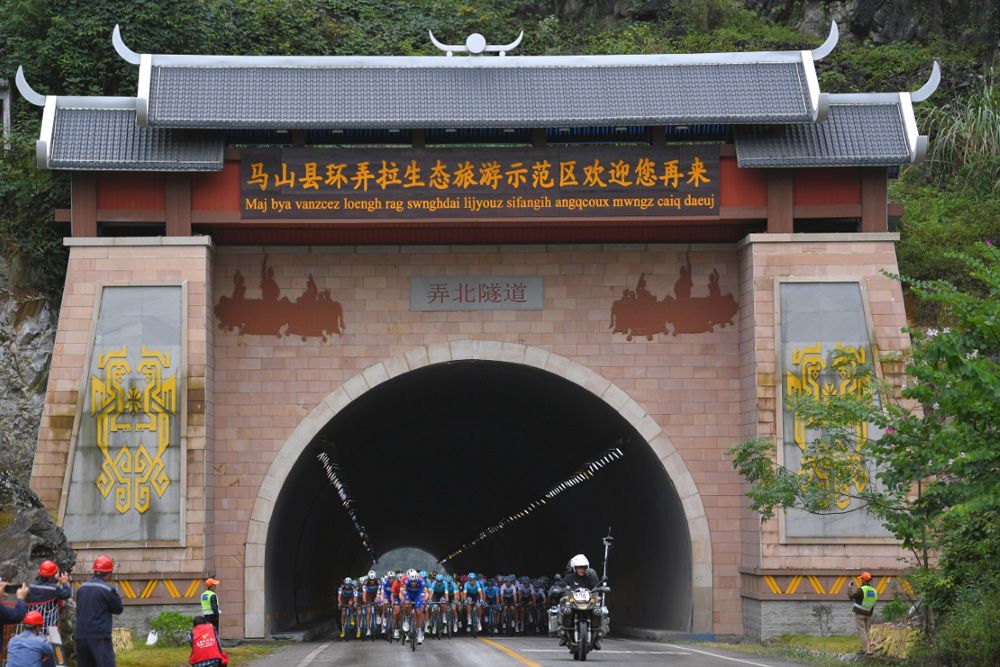 The peloton leaves a tunnel