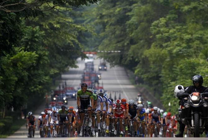 The peloton on stage 5